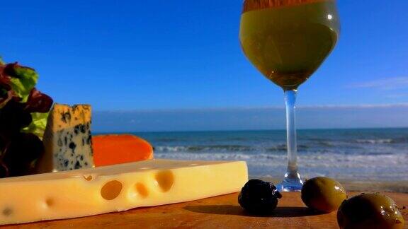 在大西洋沿岸野餐带着奶酪和葡萄酒