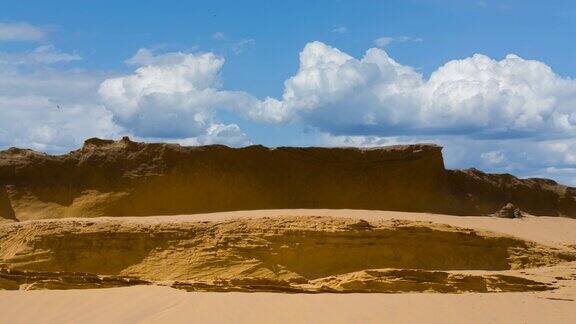 特写夏天的沙漠沙丘在蓝天的背景时间流逝的场景
