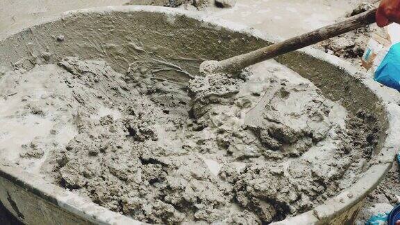 工人将水泥和水混合用于建筑施工