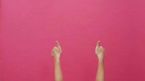 女人在孤立的粉色背景上竖起大拇指4k
