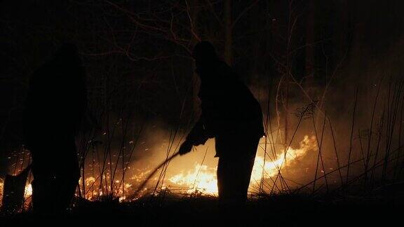 消防员夜间扑灭森林大火