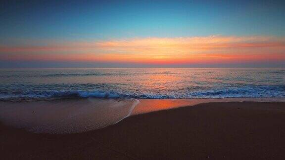 日出海浪冲刷着沙滩
