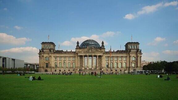柏林国会大厦是德国首都柏林的著名地标