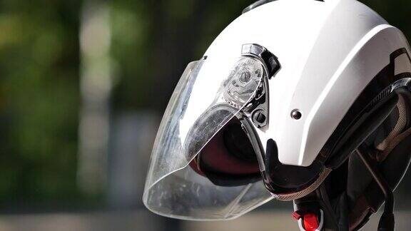 一辆停在路边的摩托车上的白色摩托车头盔自行车司机保护器