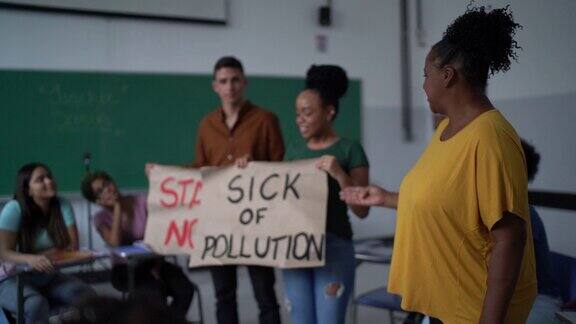 学生们在教室里做关于污染的报告