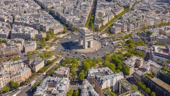 阳光明媚的一天飞行在巴黎城市著名的凯旋门交通圈空中延时全景4k法国