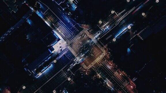 无人机视角下的城市街道十字路口在夜间