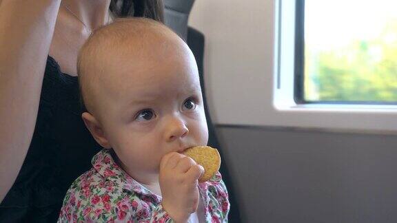 一个婴儿在火车上吃饼干