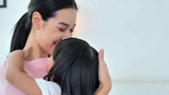 亚洲女儿在家里拥抱母亲母女幸福的生活方式轻松育儿、幸福家庭、家庭关系、人寿保险、生活方式、情感、关系与人、童年与亲子观念东南亚和东亚:亚洲宝宝