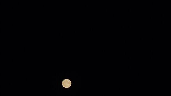巨大的满月划过天空在满月和月光下的夜晚慢镜头间隔拍摄