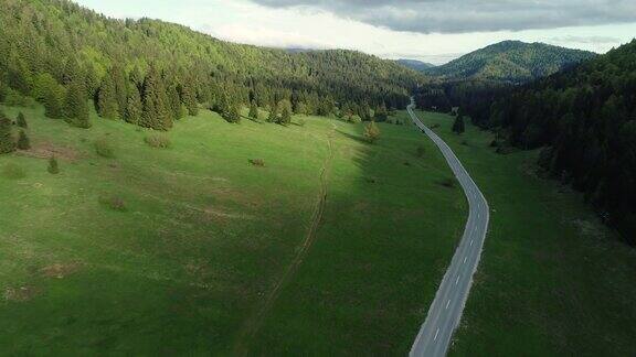 沿着柏油路穿过一个山谷