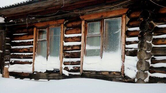 白雪覆盖的松林中的木屋俄罗斯乡村冬季景观西伯利亚4k