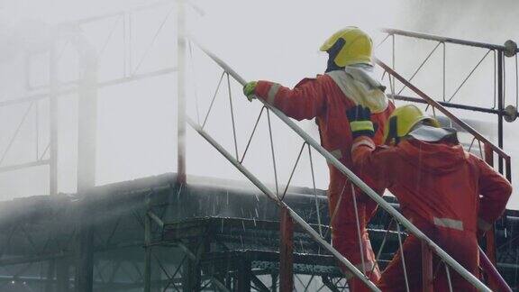 消防队员或消防队伍使用消防喷淋水灭火扑灭某些建筑燃气管道发生的火灾