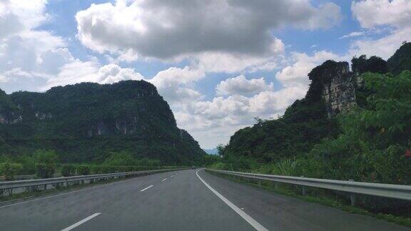 在中国广西省桂林和阳朔附近的喀斯特风景公路上乘车