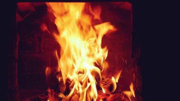 火在壁炉里燃烧着炉边温暖和家的舒适