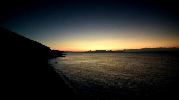 希腊美丽的日出在海滩上