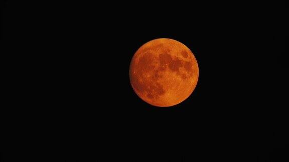 傍晚的天空与丰收猎人大月亮通过长焦望远镜拍摄