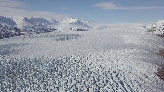 航拍:欧洲最大冰川瓦特纳冰川特写美丽的冰川流过冰岛的群山全球变暖冰岛Vatnajokull国家公园的Skaftafell冰川