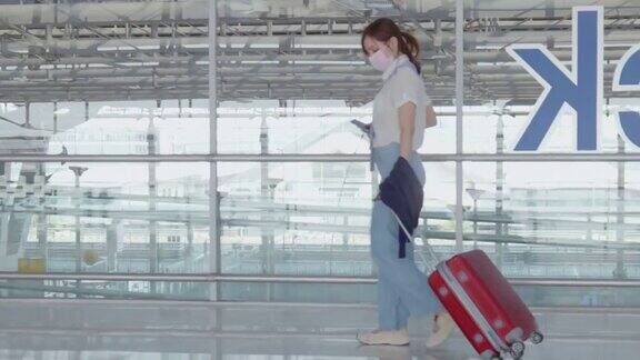 商务女性走向机场的登机口