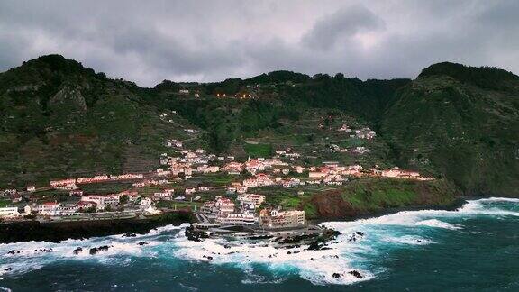 俯瞰马德拉岛的波尔图莫尼兹镇在马德拉山马德拉附近暴风雨般的大西洋马德拉海岸的火山水池葡萄牙马德拉岛的鸟瞰图