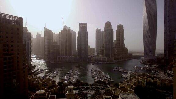 美丽的海湾鸟瞰图与游艇和堤岸之间的摩天大楼迪拜阿联酋