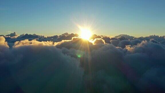 鸟瞰云朵和早晨的太阳