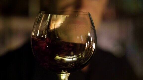 酒庄侍酒师用慢动作将意大利红酒倒入玻璃杯中