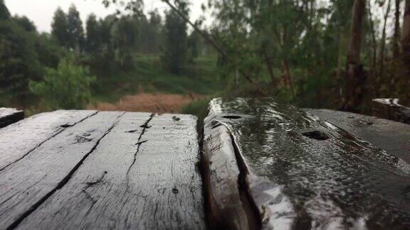 雨水在木板上纹理