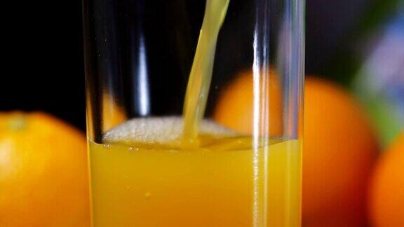 用4k慢动作将橙汁倒进玻璃杯