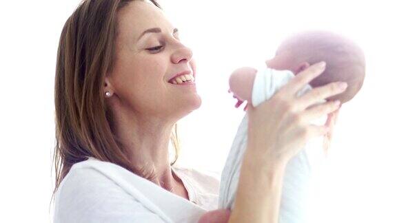 一位快乐的母亲怀里抱着一个两周大的婴儿快乐的母亲母亲节