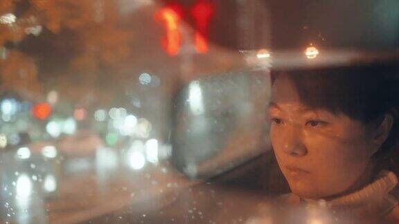 女人在雨夜开车