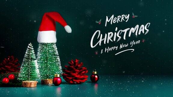 圣诞快乐新年快乐的雪花飘落与圣诞树和红色的圣诞老人帽子在深绿色的背景节日庆祝贺卡