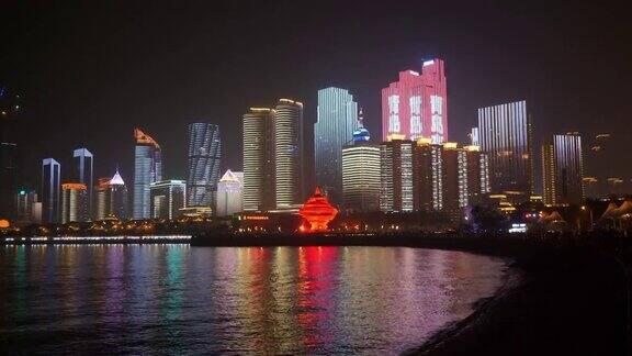 夜间照明著名的青岛市区秀步行湾全景4k中国