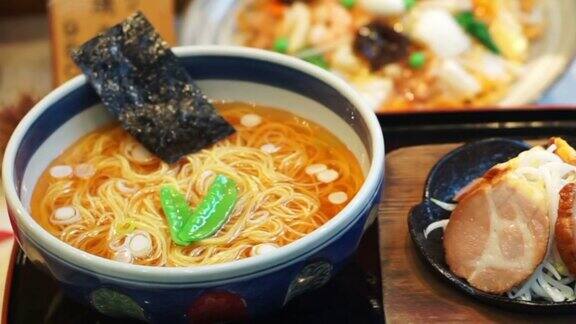 日本辣味拉面配辣汤、猪肉和紫菜