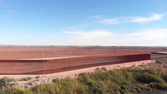 分隔美国和墨西哥的国际边境墙从路易斯延伸到阿戈多内斯墨西哥尤马亚利桑那州视频剪辑