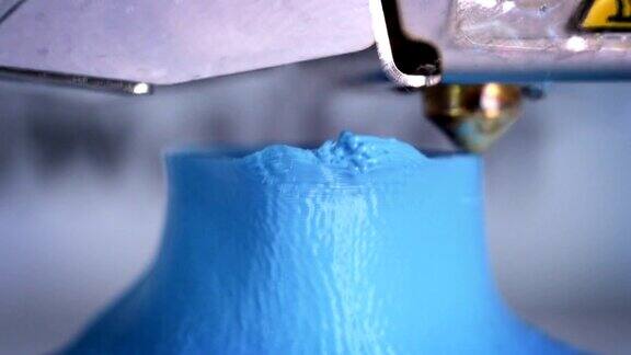 3D打印机的打印头打印过程中喷嘴的极端特写
