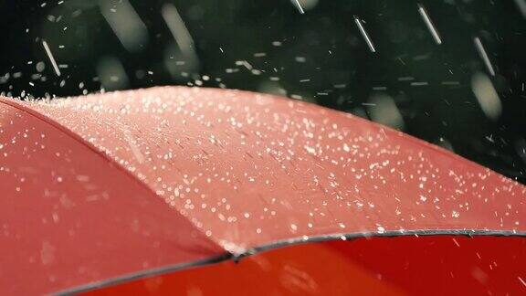 大雨落在红伞上
