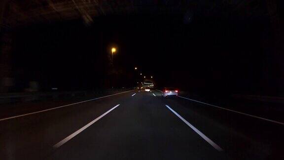 夜间在高速公路上开车