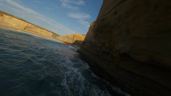澳大利亚海边的岩石和沙质悬崖