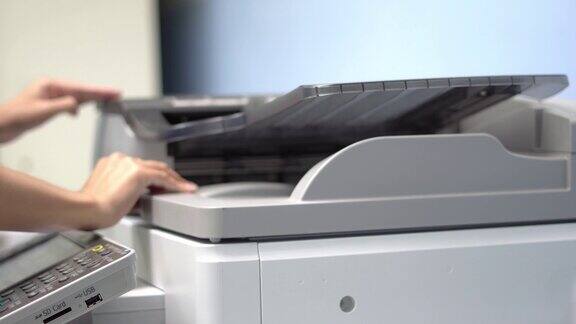 女工们正在用多功能复印机复印文件