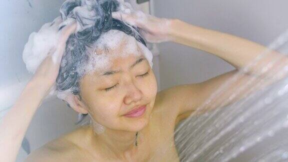 一名日本妇女在洗澡