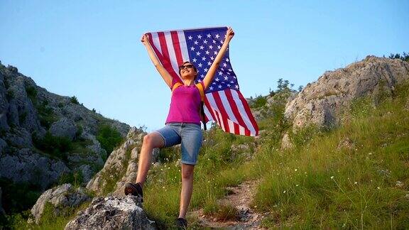 山上举着美国国旗的女人