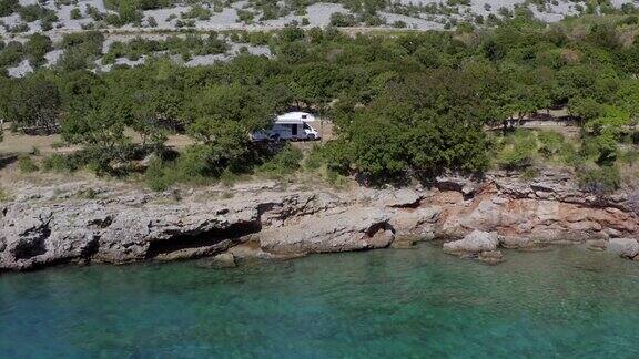 风景秀丽的地中海海岸和房车露营地