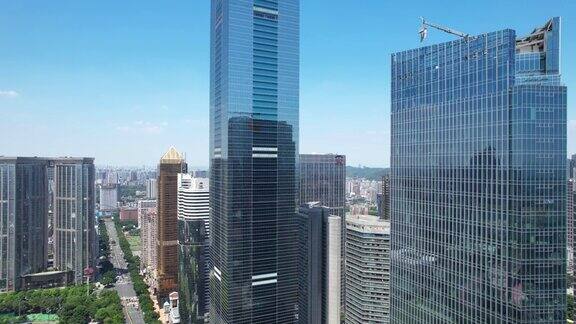 摩天大楼的空中倾斜视图