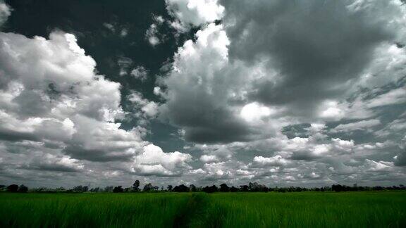 移动黑云在农场时间流逝