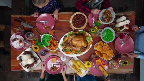 一家人在感恩节吃火鸡