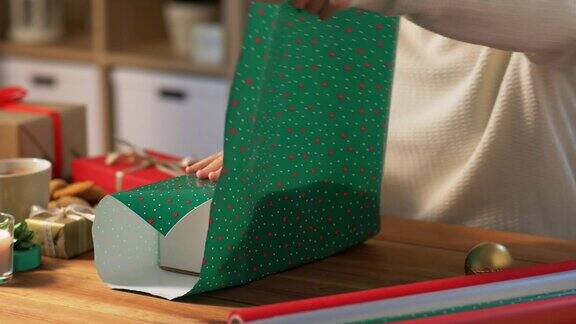 在家亲手把圣诞礼物包成纸