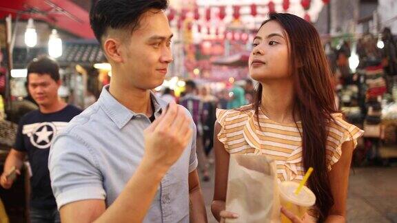 一对夫妇在JalanPetaling市场吃街边小吃