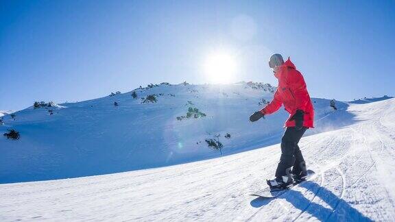 滑雪者在雪地上享受阳光明媚的一天