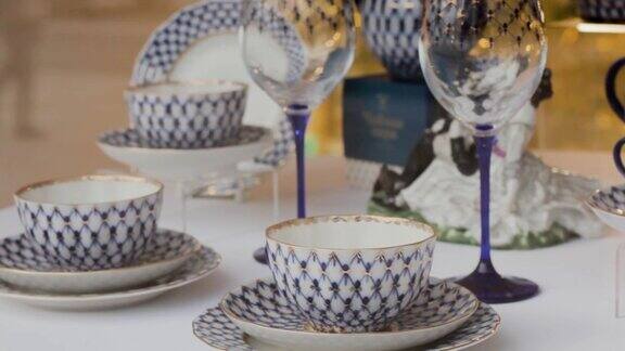 有图案的陶瓷杯碟装饰茶壶